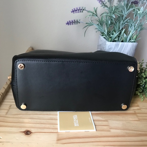 🌼Michael Kors Purse - Picture 5 of 14